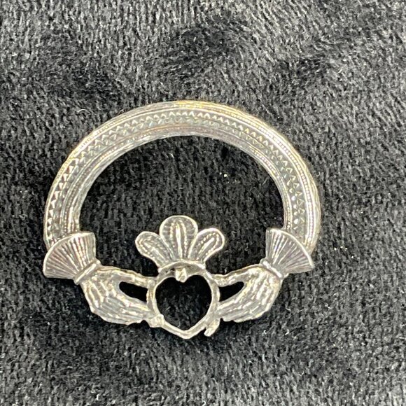 Celtic Claddagh Pin Brooch Vintage Style Silver Tone Heart & Crown Desi - Picture 1 of 5
